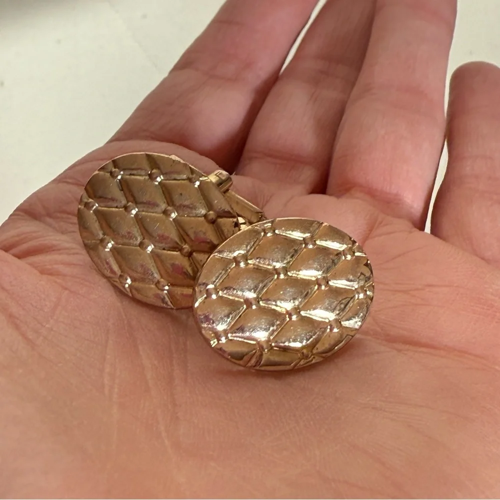 Vintage mid century modern Gold tone quilted slant shank oval cufflink